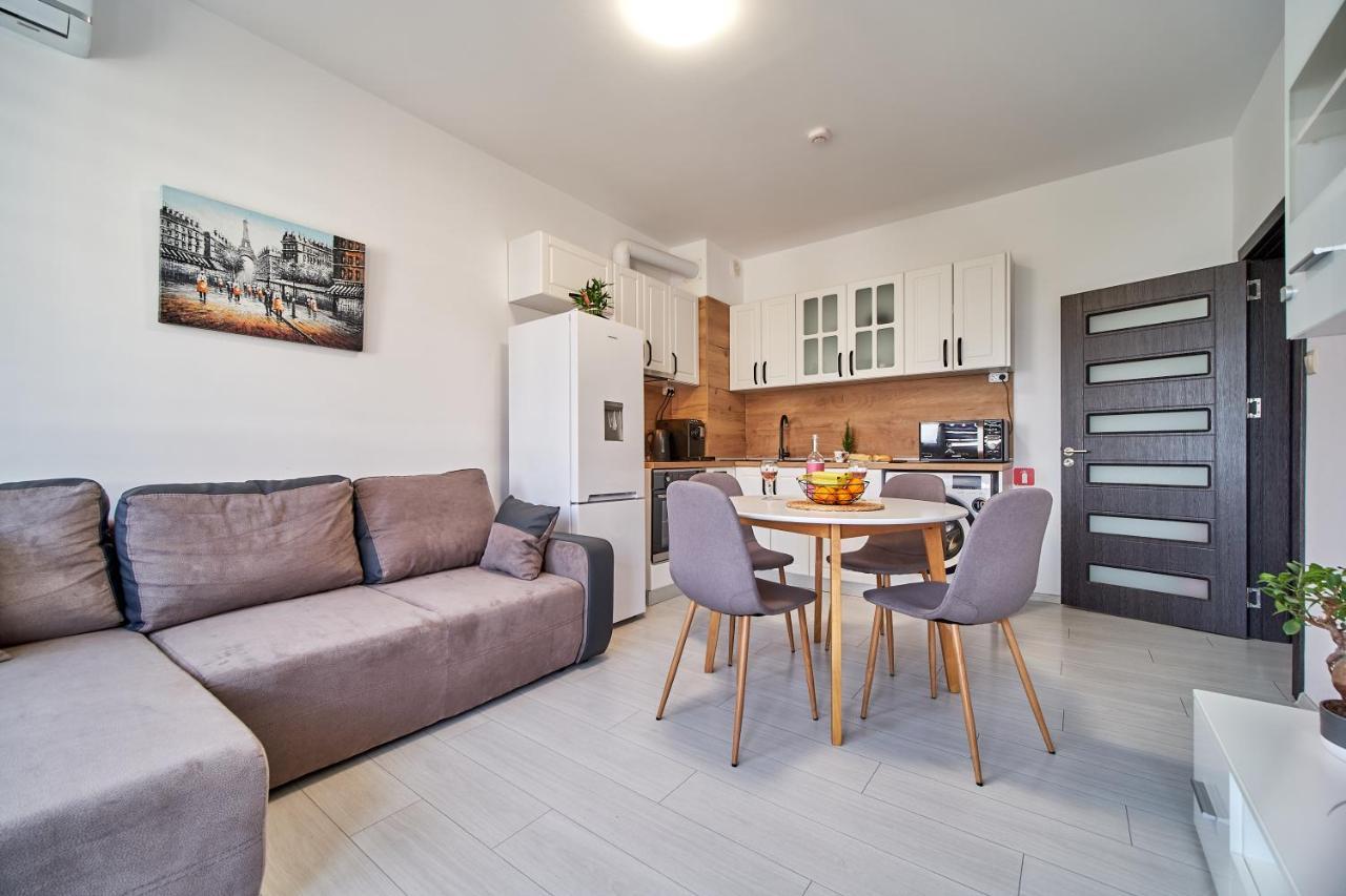 Cozy Apartment With Balcony On The Black Sea- Part Of The Family 'Vicki Apart Varna Esterno foto